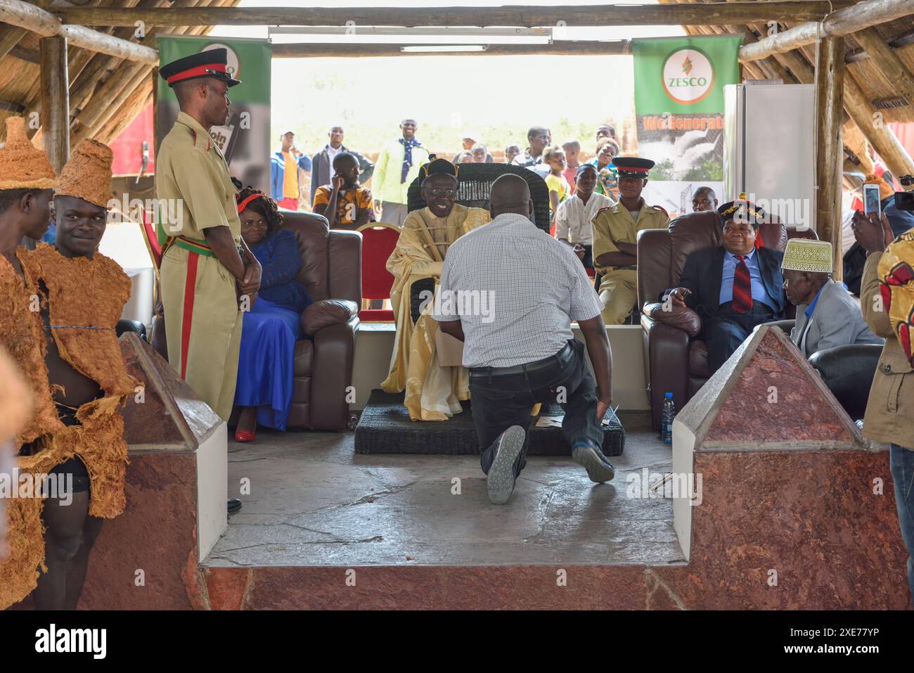 Tributi dati al capo della Paramount Chitimukulu alla cerimonia Ukusefya Pa ng'wena, Kasama, Zambia, Africa Foto Stock