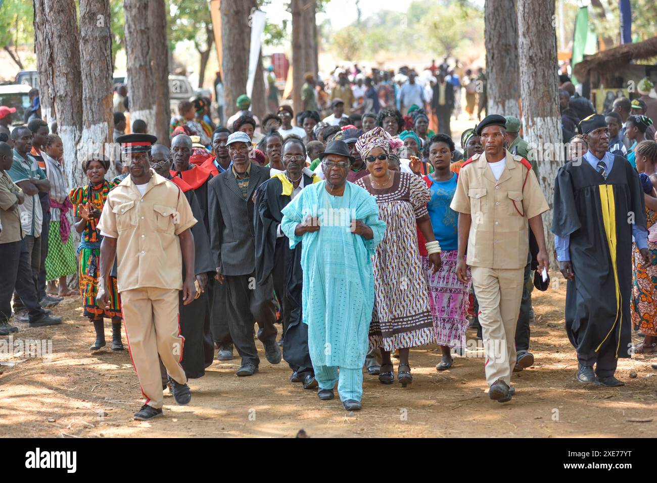 Persone in arrivo per la cerimonia Ukusefya Pa ng'wena, Kasama, Zambia, Africa Foto Stock