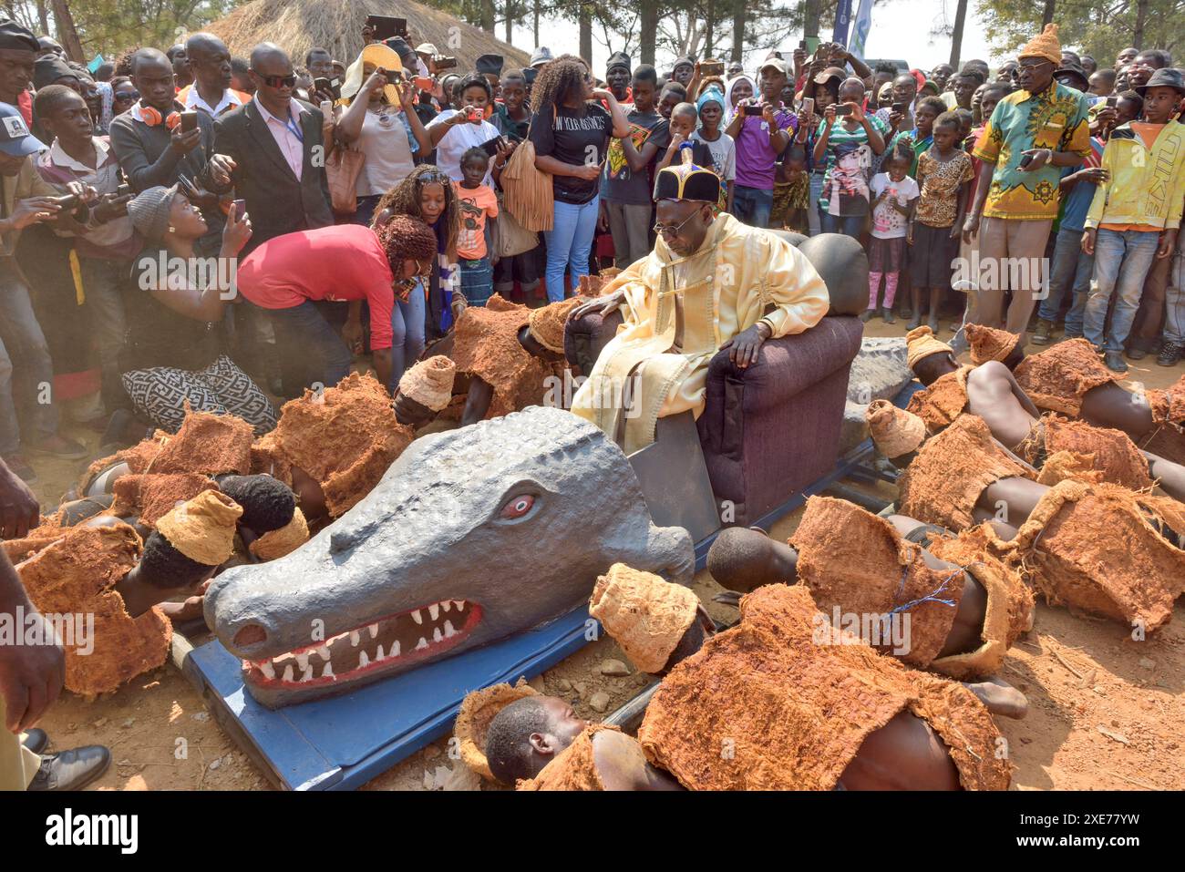 Capo della Paramount Chitimukulu che arriva per iniziare la cerimonia Ukusefya Pa ng'wena cavalcando sulla sua sedia a coccodrillo, Kasama, Zambia, Africa Foto Stock