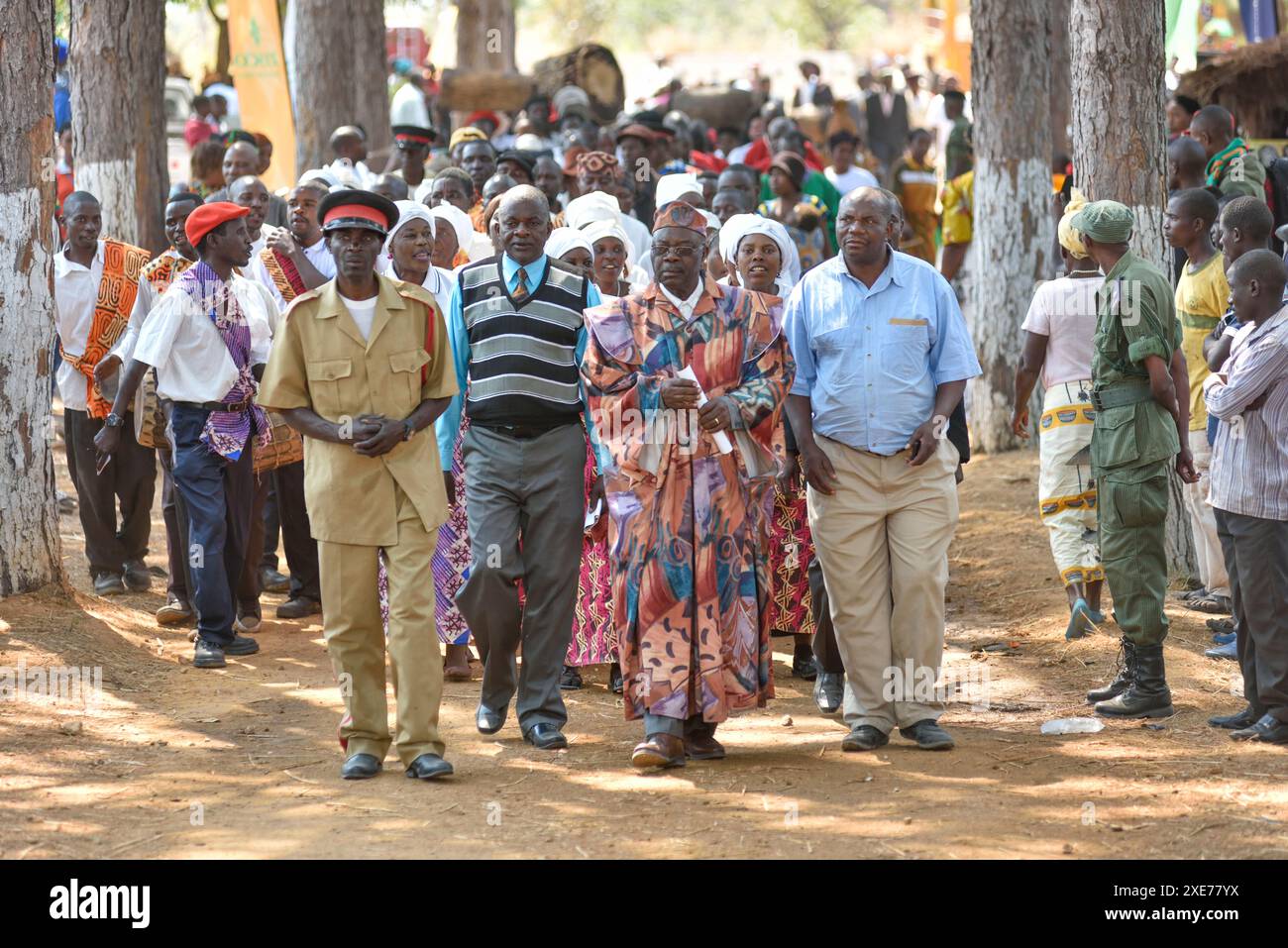 Persone in arrivo per la cerimonia Ukusefya Pa ng'wena, Kasama, Zambia, Africa Foto Stock