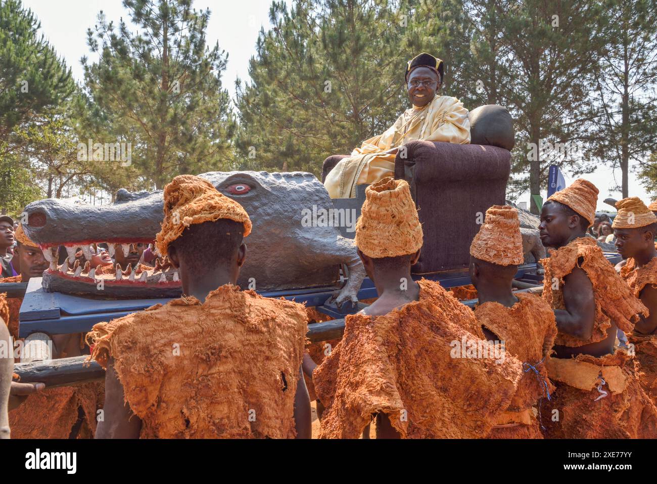 Capo della Paramount Chitimukulu che arriva per iniziare la cerimonia Ukusefya Pa ng'wena cavalcando sulla sua sedia a coccodrillo, Kasama, Zambia, Africa Foto Stock