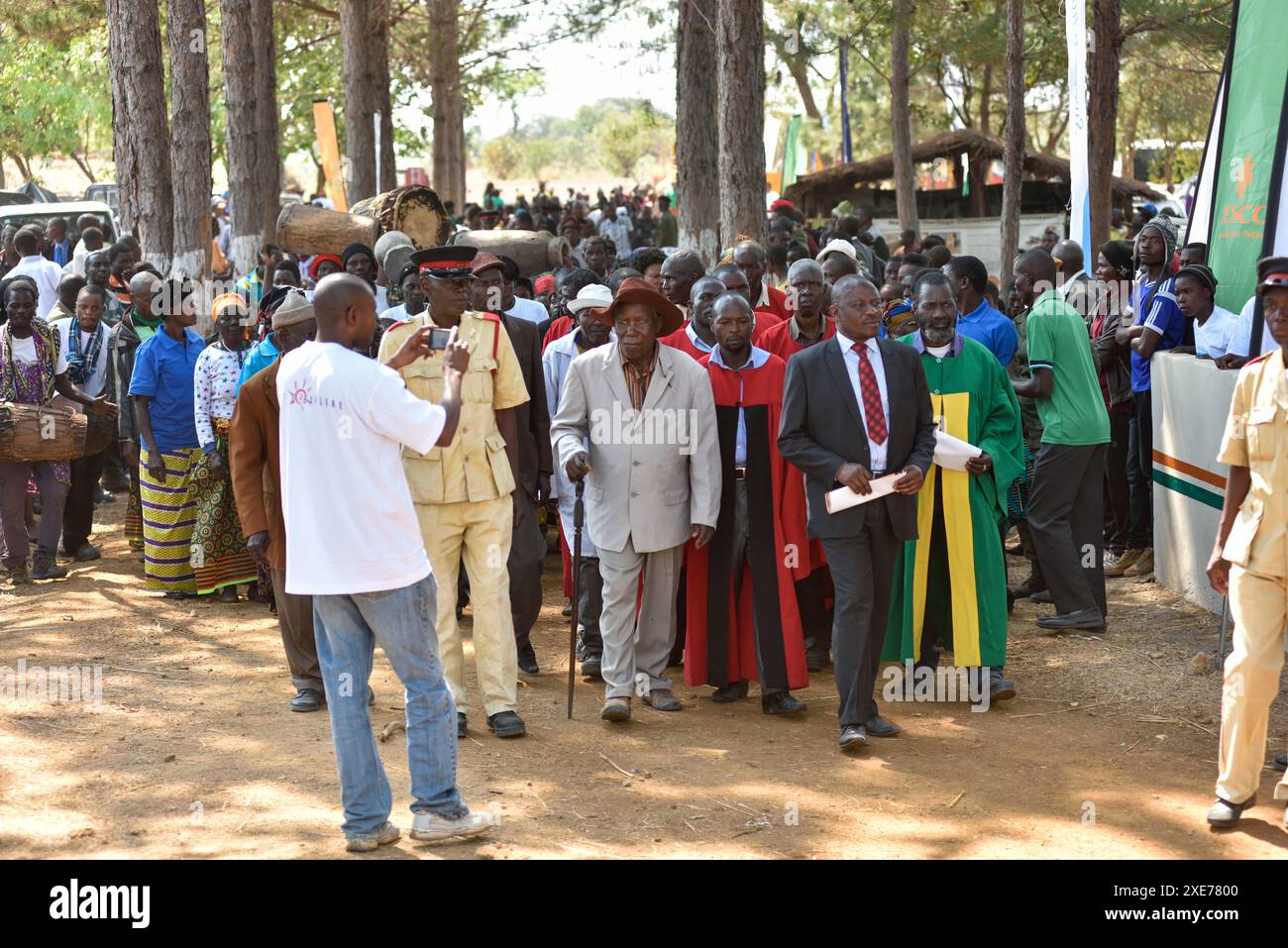 Persone in arrivo per la cerimonia Ukusefya Pa ng'wena, Kasama, Zambia, Africa Foto Stock