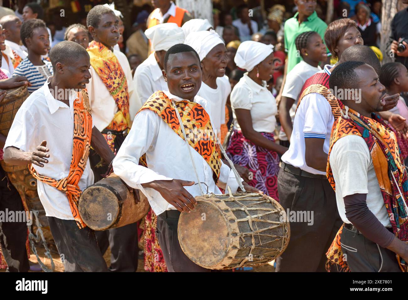Persone in arrivo per la cerimonia Ukusefya Pa ng'wena, Kasama, Zambia, Africa Foto Stock