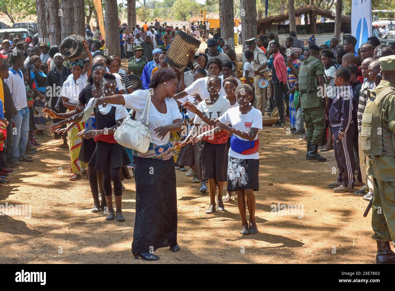 Persone in arrivo per la cerimonia Ukusefya Pa ng'wena, Kasama, Zambia, Africa Foto Stock