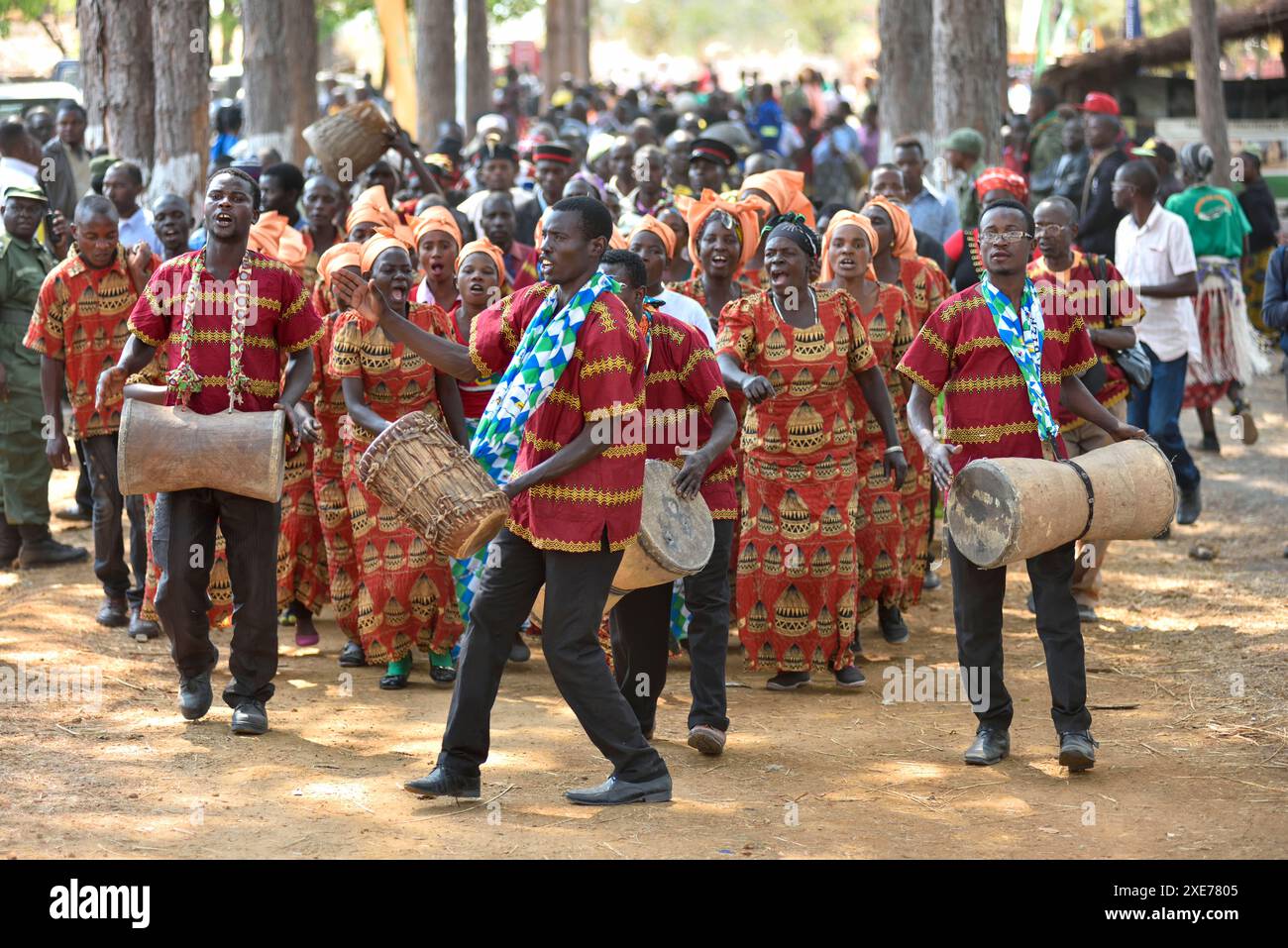 Persone in arrivo per la cerimonia Ukusefya Pa ng'wena, Kasama, Zambia, Africa Foto Stock