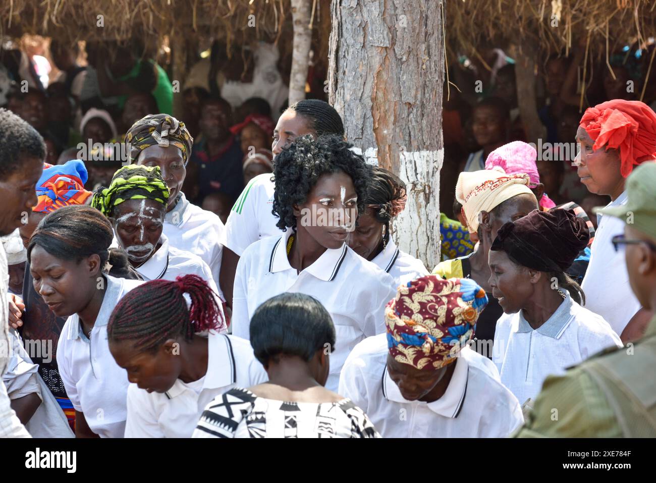 Persone in arrivo per la cerimonia Ukusefya Pa ng'wena, Kasama, Zambia, Africa Foto Stock