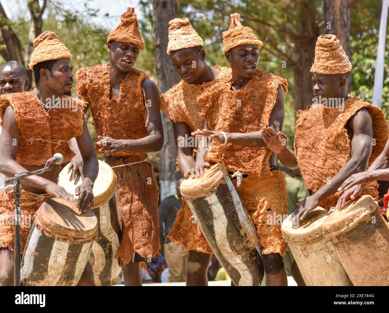 Abito tradizionale dei manichini fatto di radici, Ukusefya pa ng'wena, Bemba popolo della Paramount capo Chitimukulu, Kasama, Zambia Foto Stock