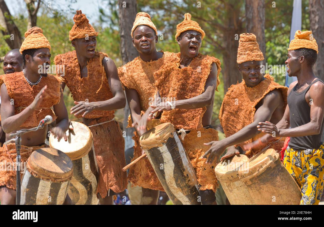Abito tradizionale dei manichini fatto di radici, Ukusefya pa ng'wena, Bemba popolo della Paramount capo Chitimukulu, Kasama, Zambia Foto Stock