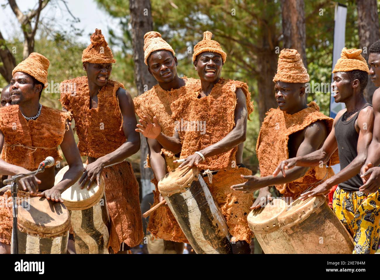 Abito tradizionale dei manichini fatto di radici, Ukusefya pa ng'wena, Bemba popolo della Paramount capo Chitimukulu, Kasama, Zambia Foto Stock