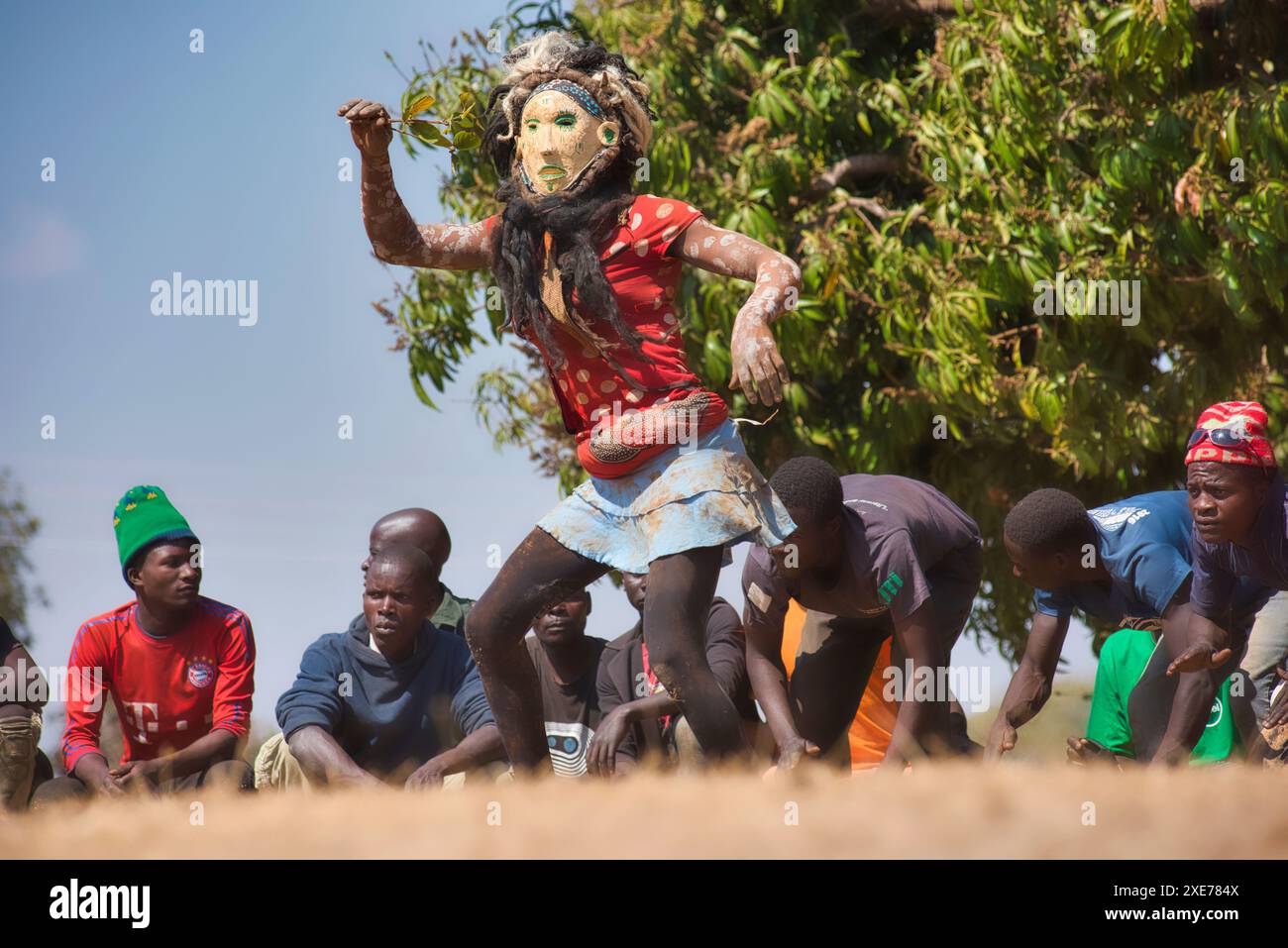 Ballerini mascherati, la cerimonia tradizionale Kulamba del popolo Chewa dello Zambia, del Mozambico e del Malawi, dello Zambia Foto Stock