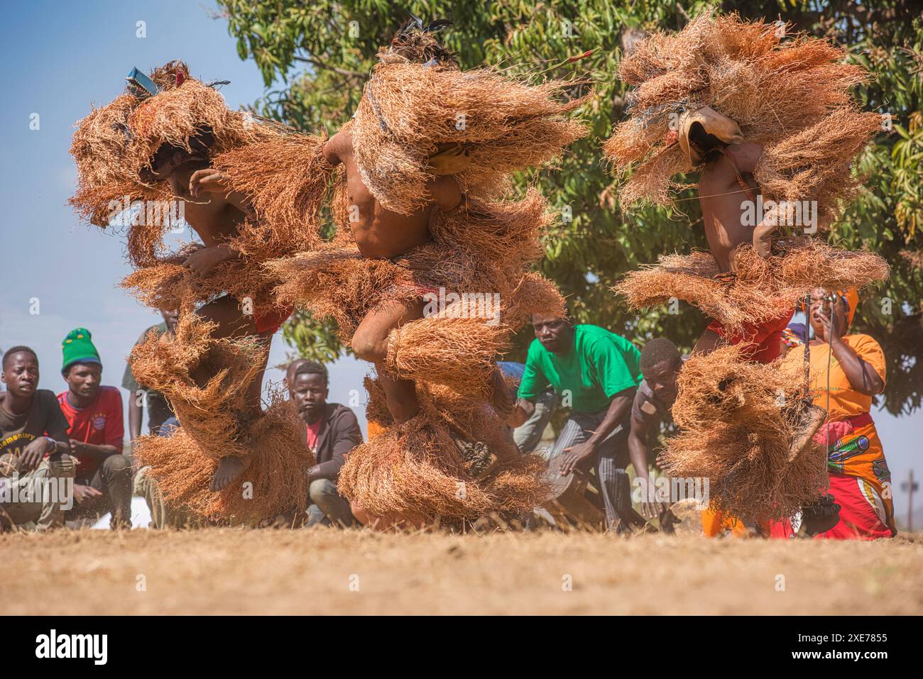 Ballerini mascherati, la cerimonia tradizionale Kulamba del popolo Chewa dello Zambia, del Mozambico e del Malawi, dello Zambia Foto Stock