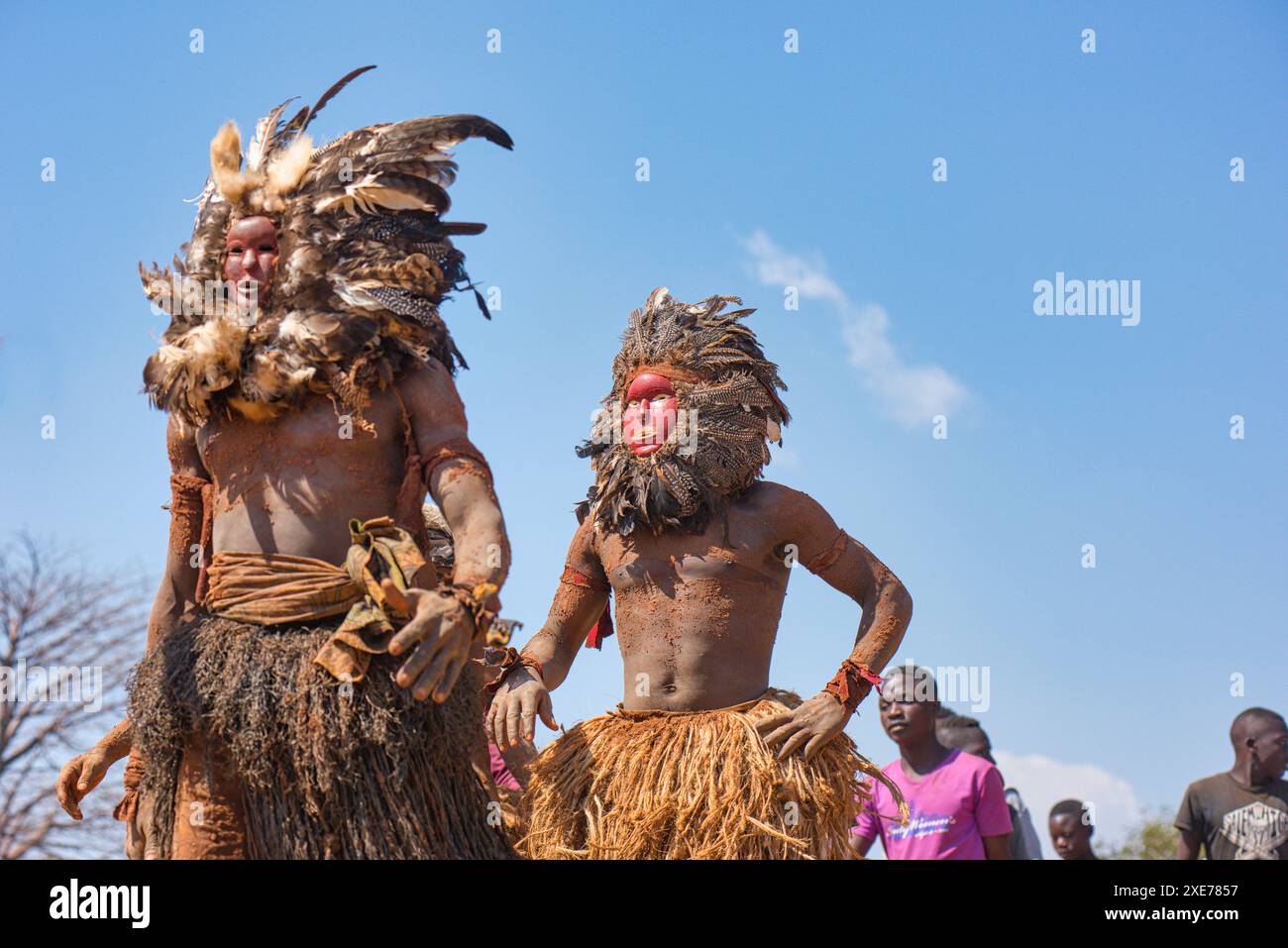 Ballerini mascherati, la cerimonia tradizionale Kulamba del popolo Chewa dello Zambia, del Mozambico e del Malawi, dello Zambia Foto Stock