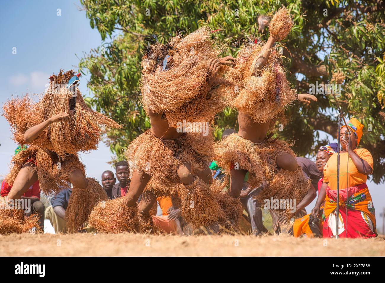 Ballerini mascherati, la cerimonia tradizionale Kulamba del popolo Chewa dello Zambia, del Mozambico e del Malawi, dello Zambia Foto Stock