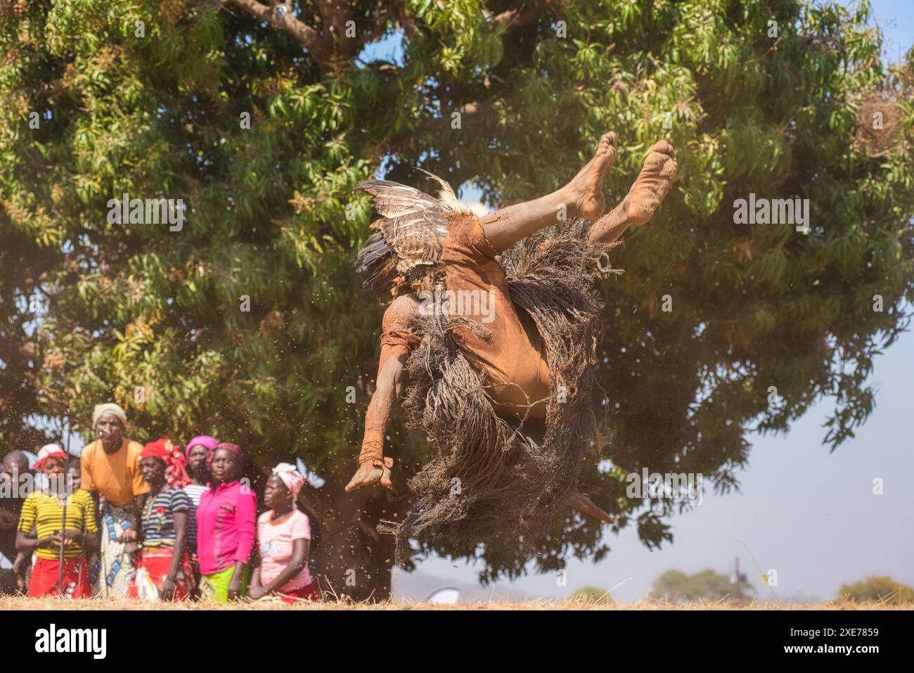 Ballerini mascherati, la cerimonia tradizionale Kulamba del popolo Chewa dello Zambia, del Mozambico e del Malawi, dello Zambia Foto Stock