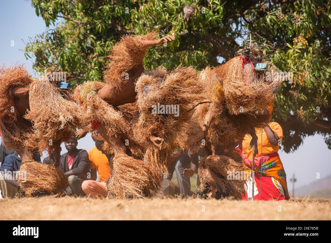 Ballerini mascherati, la cerimonia tradizionale Kulamba del popolo Chewa dello Zambia, del Mozambico e del Malawi, dello Zambia Foto Stock