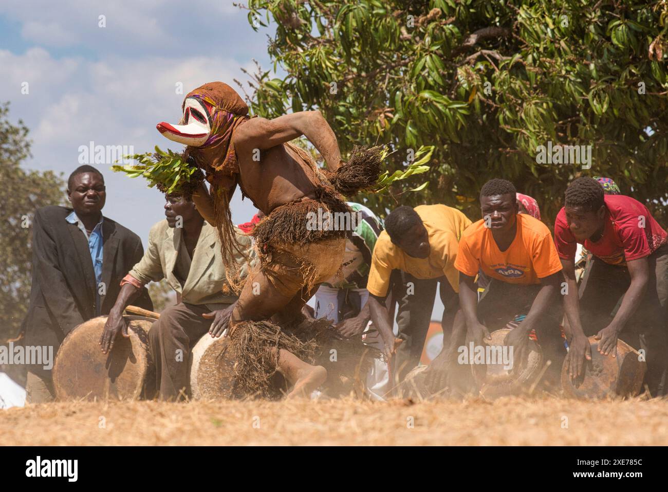Ballerini mascherati, la cerimonia tradizionale Kulamba del popolo Chewa dello Zambia, del Mozambico e del Malawi, dello Zambia Foto Stock