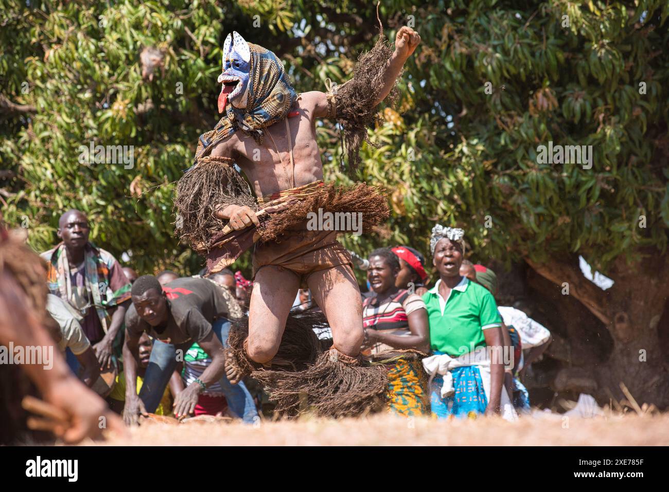 Ballerini mascherati, la cerimonia tradizionale Kulamba del popolo Chewa dello Zambia, del Mozambico e del Malawi, dello Zambia Foto Stock