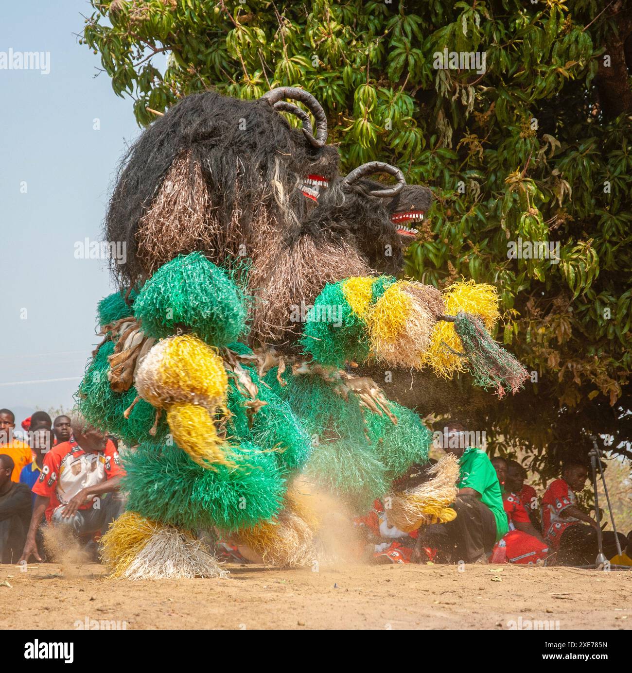 Ballerini mascherati, la cerimonia tradizionale Kulamba del popolo Chewa dello Zambia, del Mozambico e del Malawi, dello Zambia Foto Stock