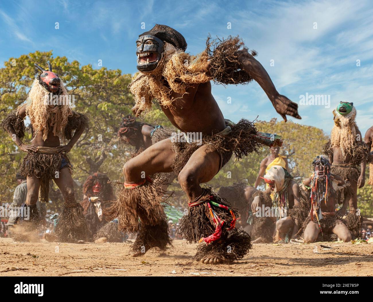 Ballerini mascherati, la cerimonia tradizionale Kulamba del popolo Chewa dello Zambia, del Mozambico e del Malawi, dello Zambia Foto Stock