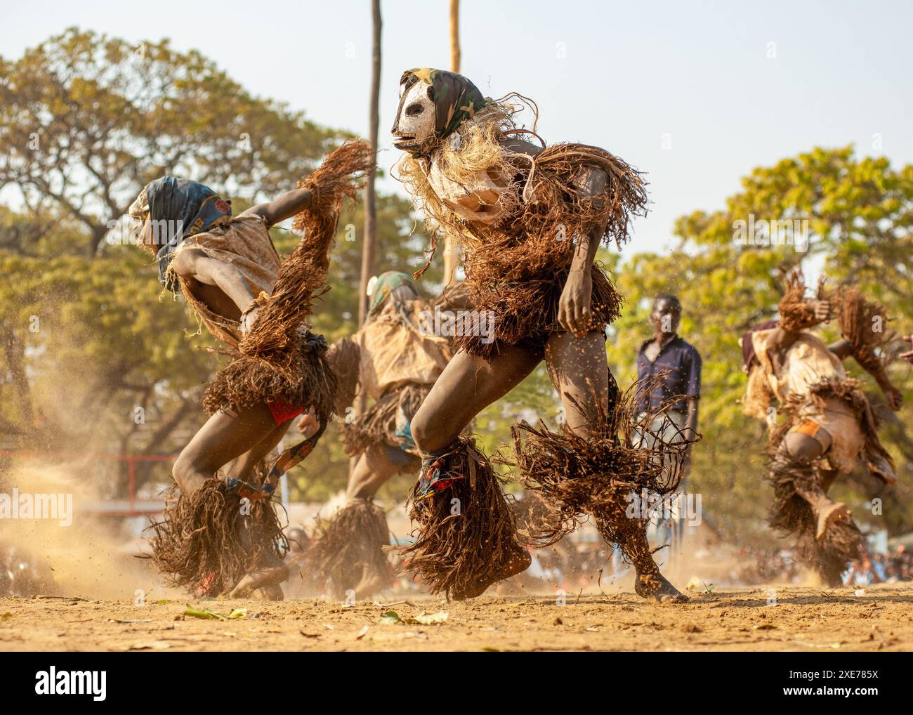 Ballerini mascherati, la cerimonia tradizionale Kulamba del popolo Chewa dello Zambia, del Mozambico e del Malawi, dello Zambia Foto Stock
