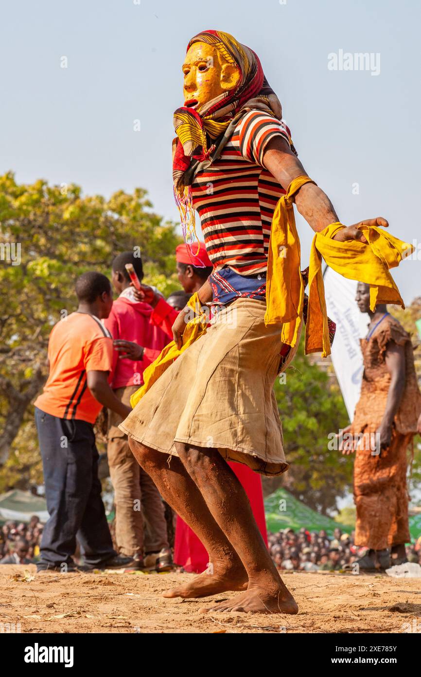 Ballerini mascherati, la cerimonia tradizionale Kulamba del popolo Chewa dello Zambia, del Mozambico e del Malawi, dello Zambia Foto Stock