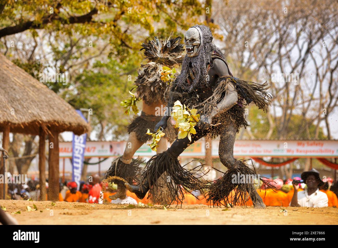 Ballerini mascherati, la cerimonia tradizionale Kulamba del popolo Chewa dello Zambia, del Mozambico e del Malawi, dello Zambia Foto Stock