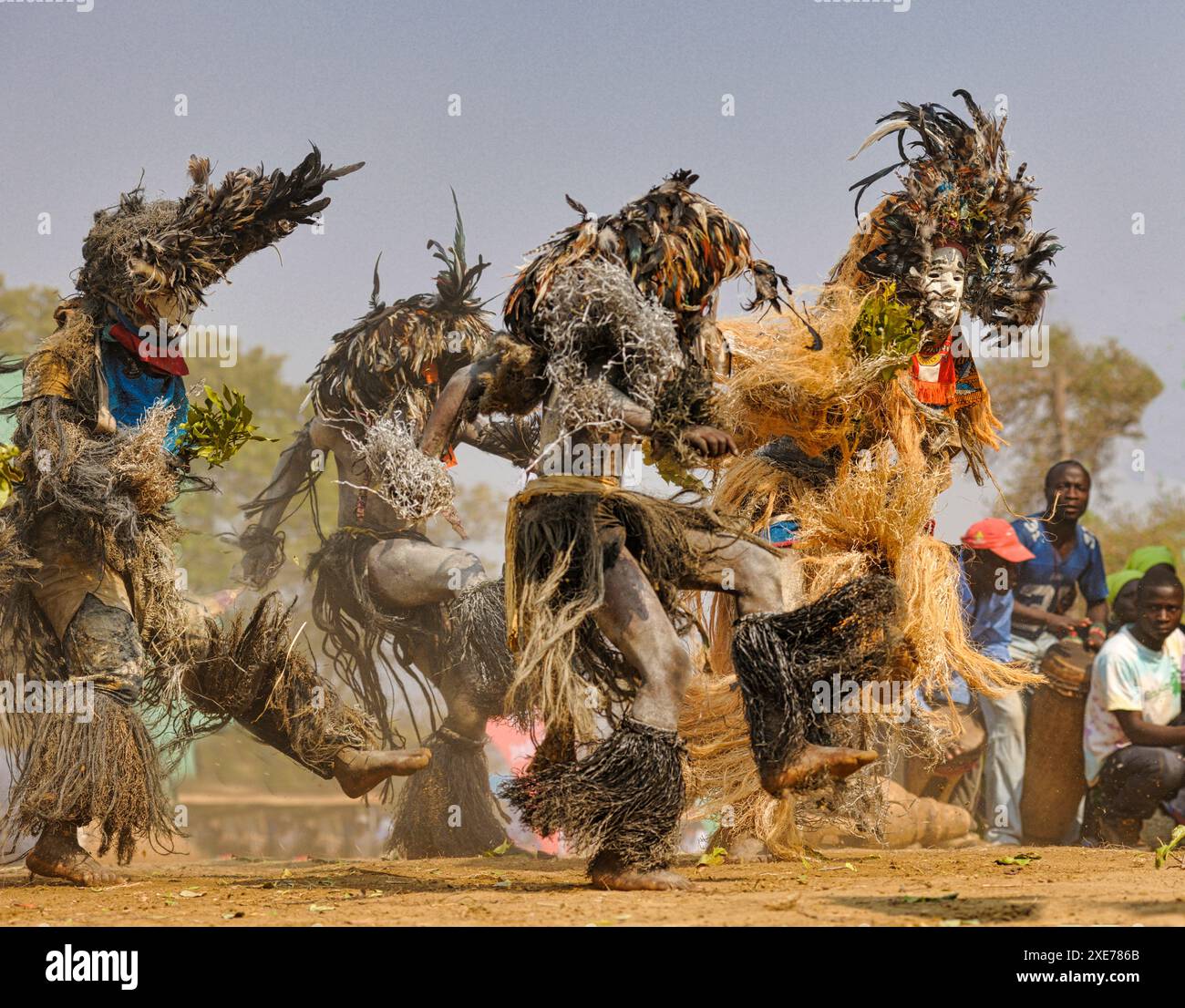 Ballerini mascherati, la cerimonia tradizionale Kulamba del popolo Chewa dello Zambia, del Mozambico e del Malawi, dello Zambia Foto Stock