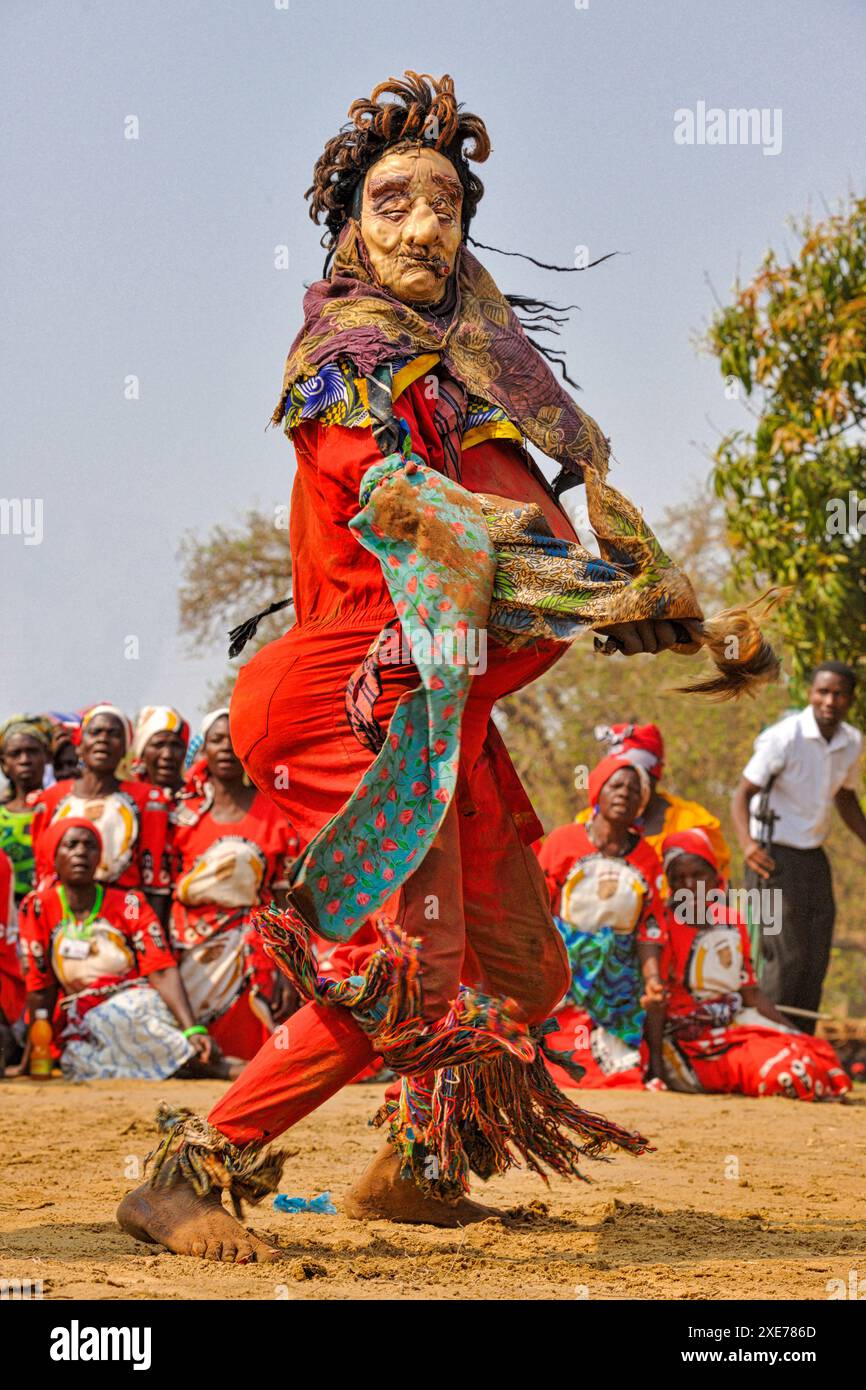Ballerini mascherati, la cerimonia tradizionale Kulamba del popolo Chewa dello Zambia, del Mozambico e del Malawi, dello Zambia Foto Stock