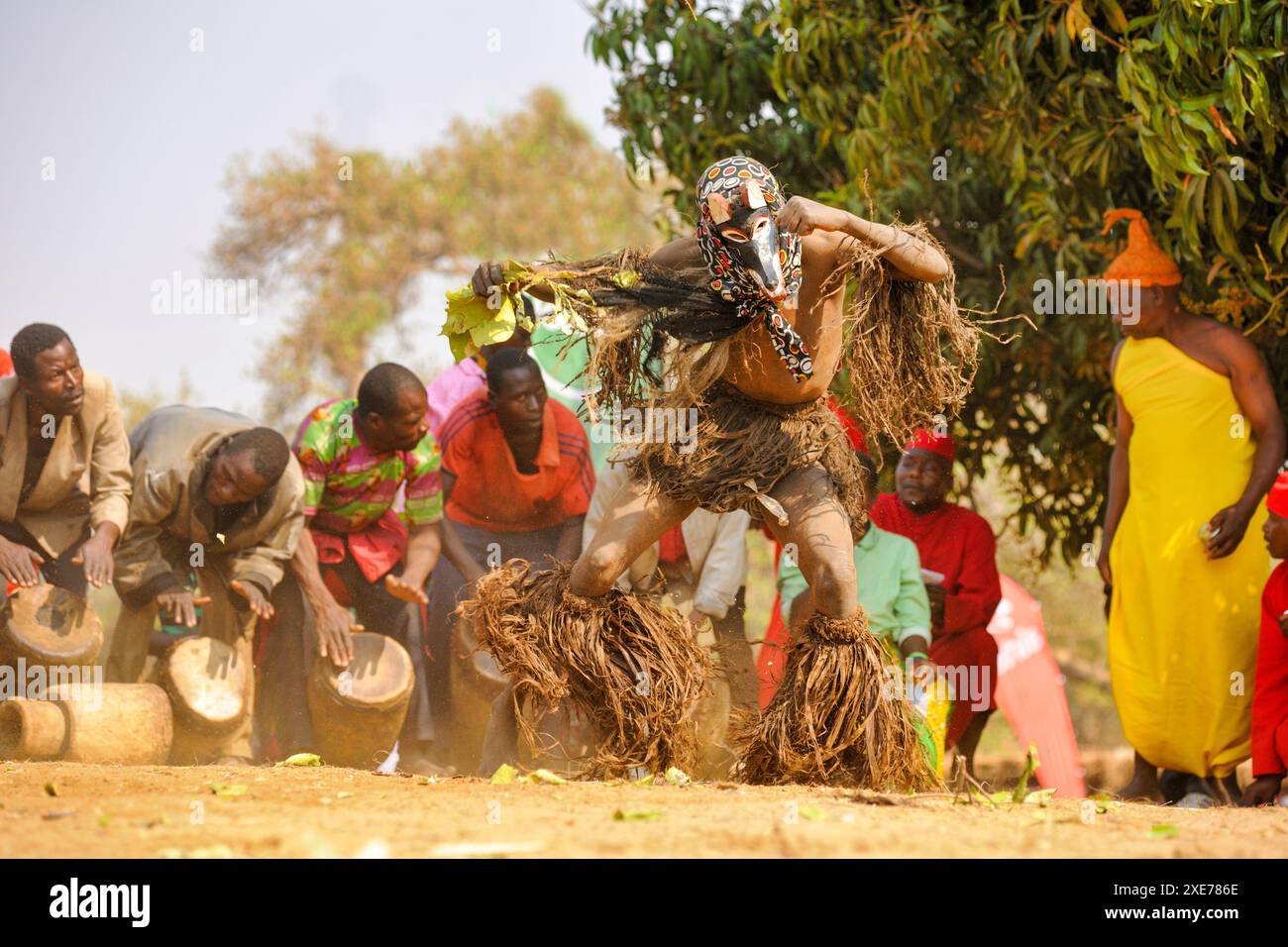 Ballerini mascherati, la cerimonia tradizionale Kulamba del popolo Chewa dello Zambia, del Mozambico e del Malawi, dello Zambia Foto Stock