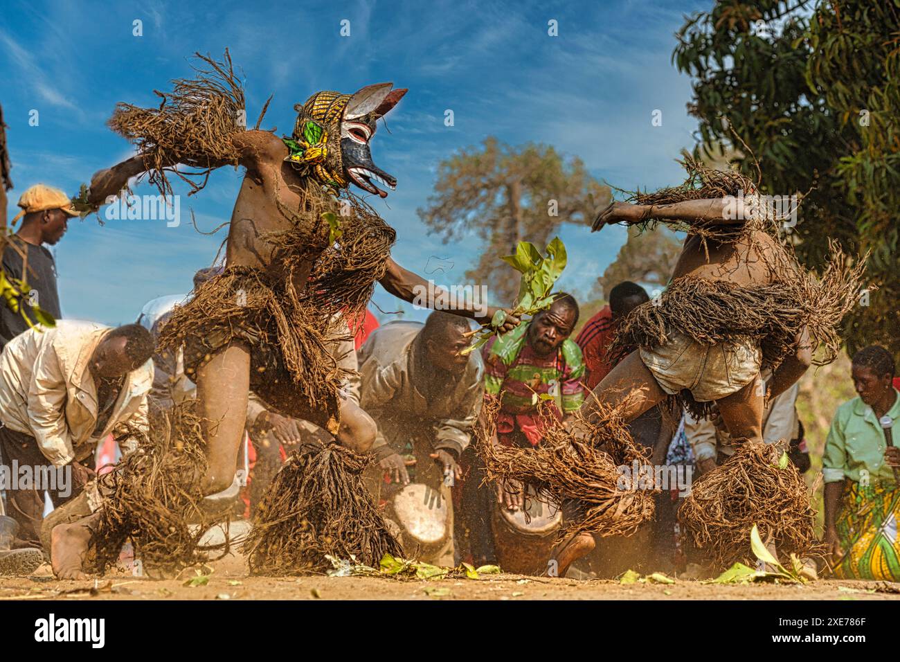 Ballerini mascherati, la cerimonia tradizionale Kulamba del popolo Chewa dello Zambia, del Mozambico e del Malawi, dello Zambia Foto Stock