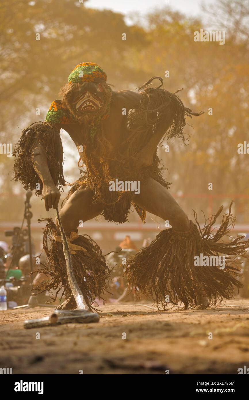 Ballerini mascherati, la cerimonia tradizionale Kulamba del popolo Chewa dello Zambia, del Mozambico e del Malawi, dello Zambia Foto Stock