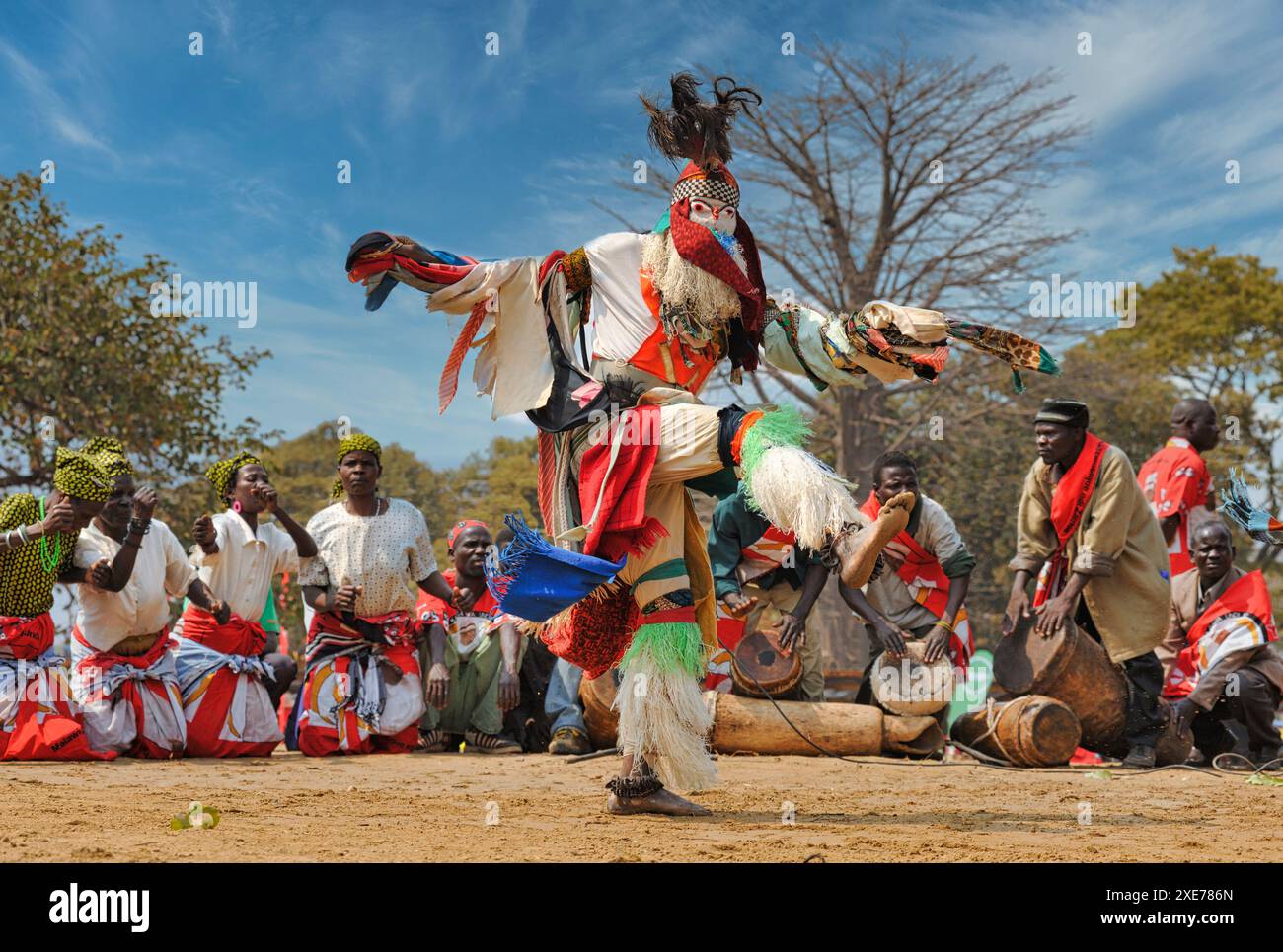Ballerini mascherati, la cerimonia tradizionale Kulamba del popolo Chewa dello Zambia, del Mozambico e del Malawi, dello Zambia Foto Stock