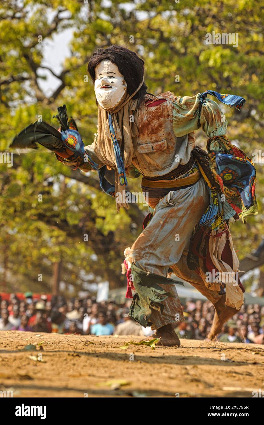 Ballerini mascherati, la cerimonia tradizionale Kulamba del popolo Chewa dello Zambia, del Mozambico e del Malawi, dello Zambia Foto Stock