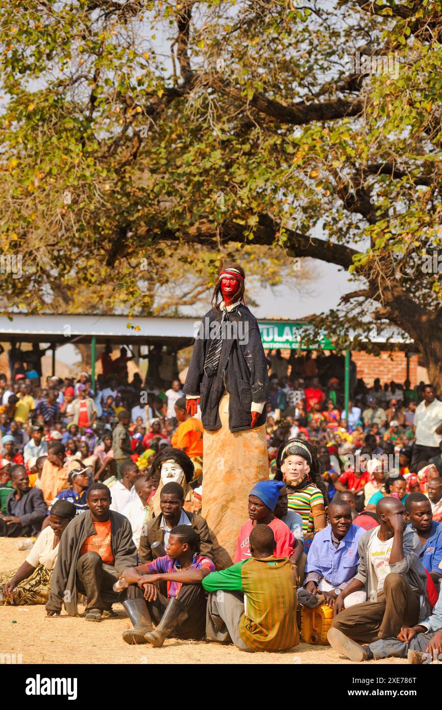 Ballerini mascherati, la cerimonia tradizionale Kulamba del popolo Chewa dello Zambia, del Mozambico e del Malawi, dello Zambia Foto Stock