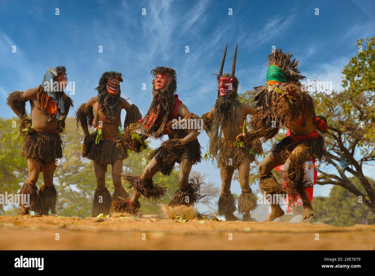 Ballerini mascherati, la cerimonia tradizionale Kulamba del popolo Chewa dello Zambia, del Mozambico e del Malawi, dello Zambia Foto Stock