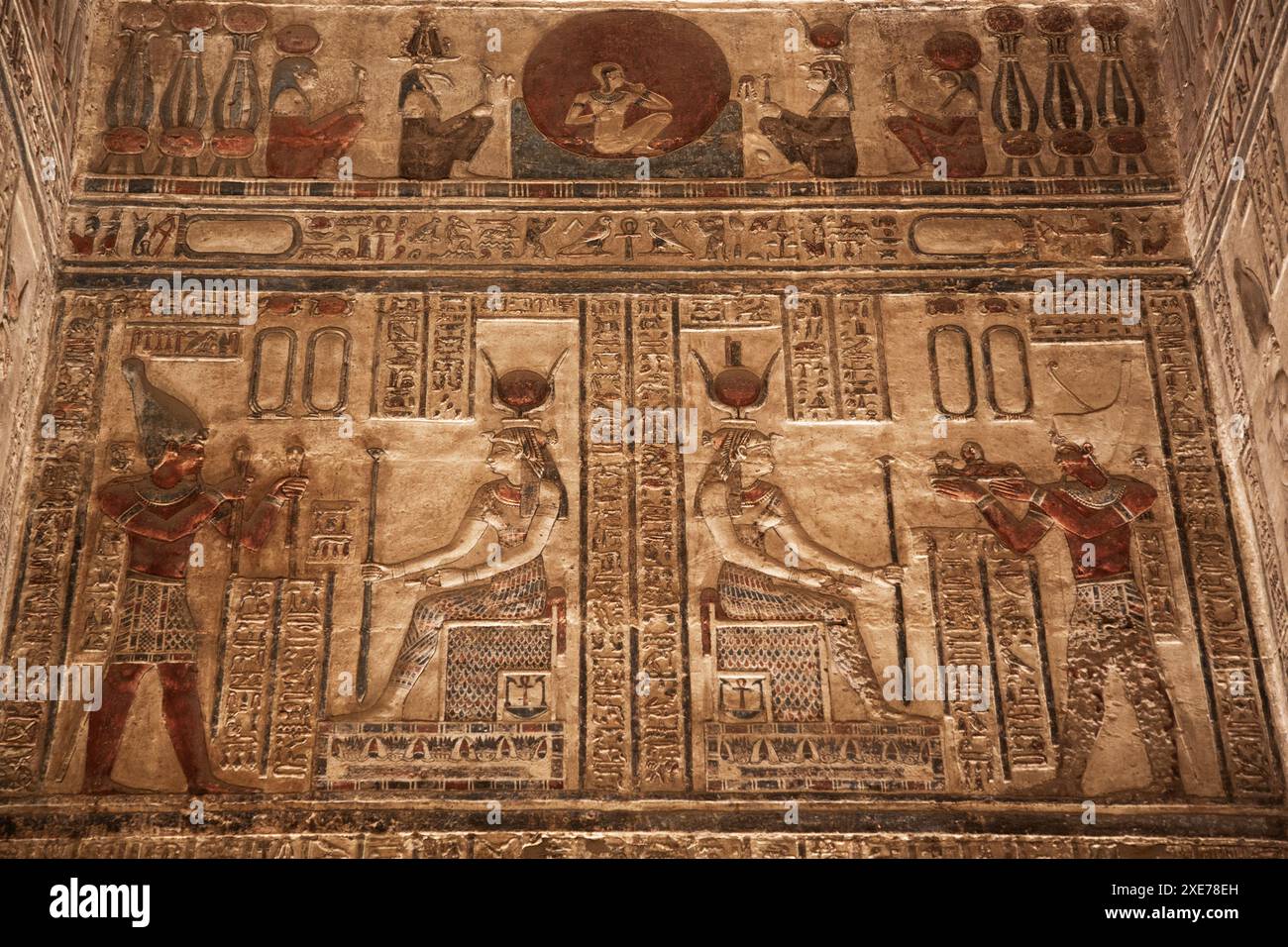 Rilievi della Dea Hathor al centro, con faraoni a sinistra e a destra, Santuario, Tempio di Hathor, Dendera, Qena, Egitto, Nord Afica, Africa Foto Stock