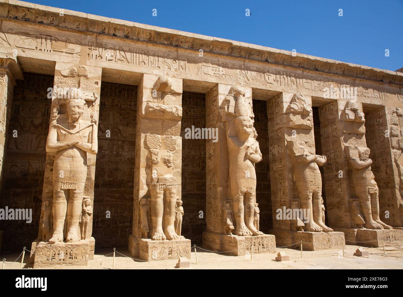 Statue di Osiria, Portico settentrionale, primo cortile, Medinet Habu, Tempio Mortuario di Ramses III, 1187-56 a.C., Antica Tebe, Luxor, Egitto Foto Stock