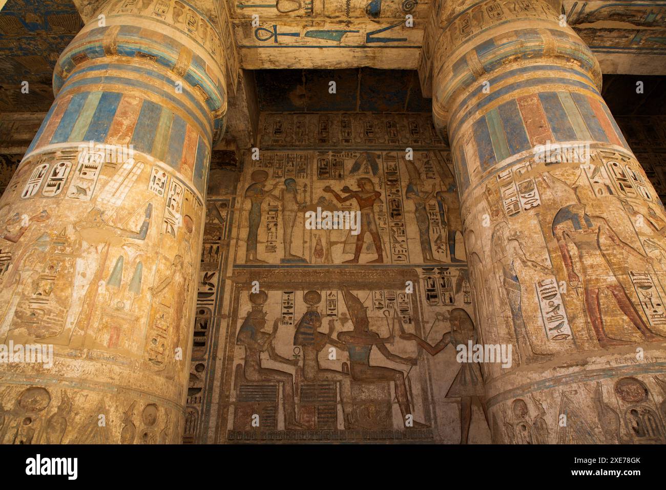 Rilievi a colonna, Portico Occidentale, secondo cortile, Medinet Habu, Tempio Mortuario di Ramses III, 1187-56 a.C., Antica Tebe, sito patrimonio dell'umanità dell'UNESCO Foto Stock