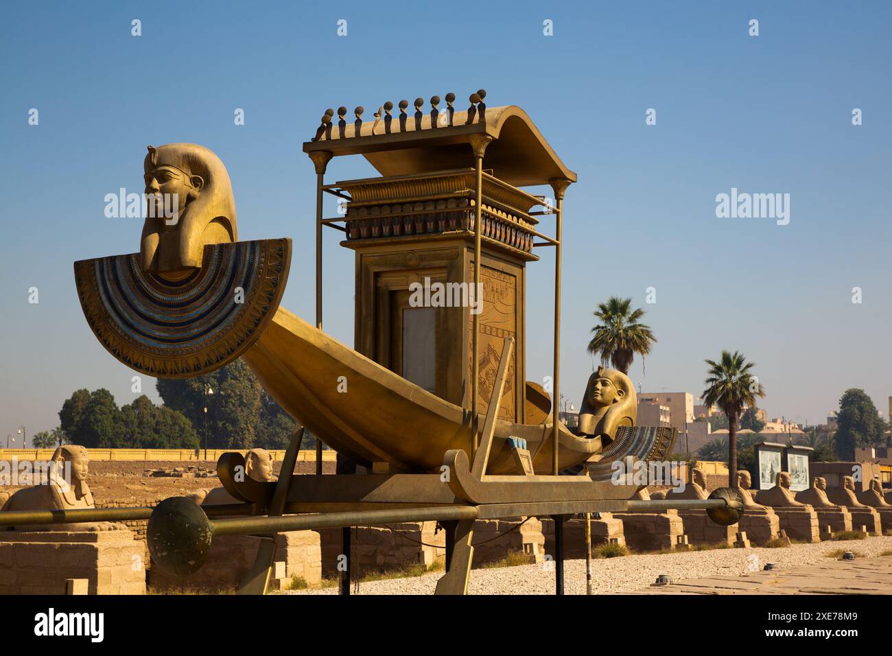 Pharaoh's Boat, Avenue of Sphinxes, sito patrimonio dell'umanità dell'UNESCO, Luxor, Egitto, Nord Africa, Africa Foto Stock