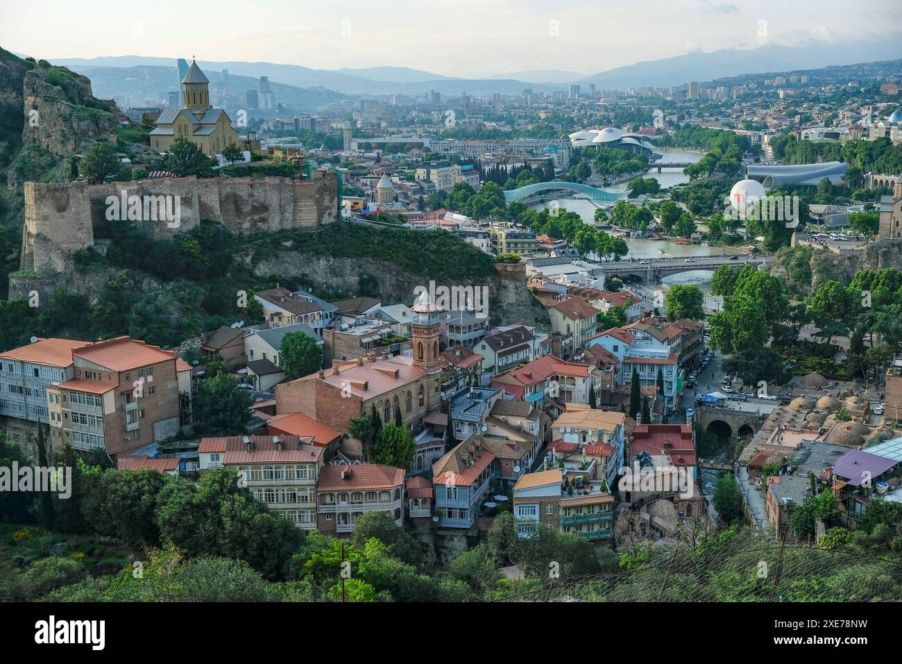 Tbilisi, Georgia - 9 giugno 2024: Vedute della Vecchia Tbilisi con la Moschea Juma e il Ponte della Pace sul fiume Kura a Tbilisi, Georgia. Foto Stock
