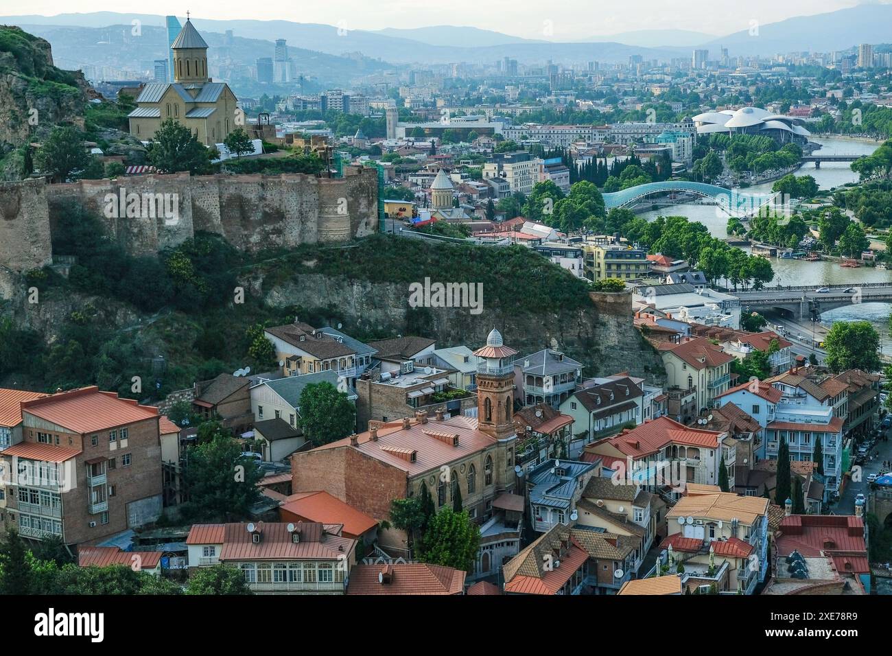 Tbilisi, Georgia - 9 giugno 2024: Vedute della Vecchia Tbilisi con la Moschea Juma e il Ponte della Pace sul fiume Kura a Tbilisi, Georgia. Foto Stock