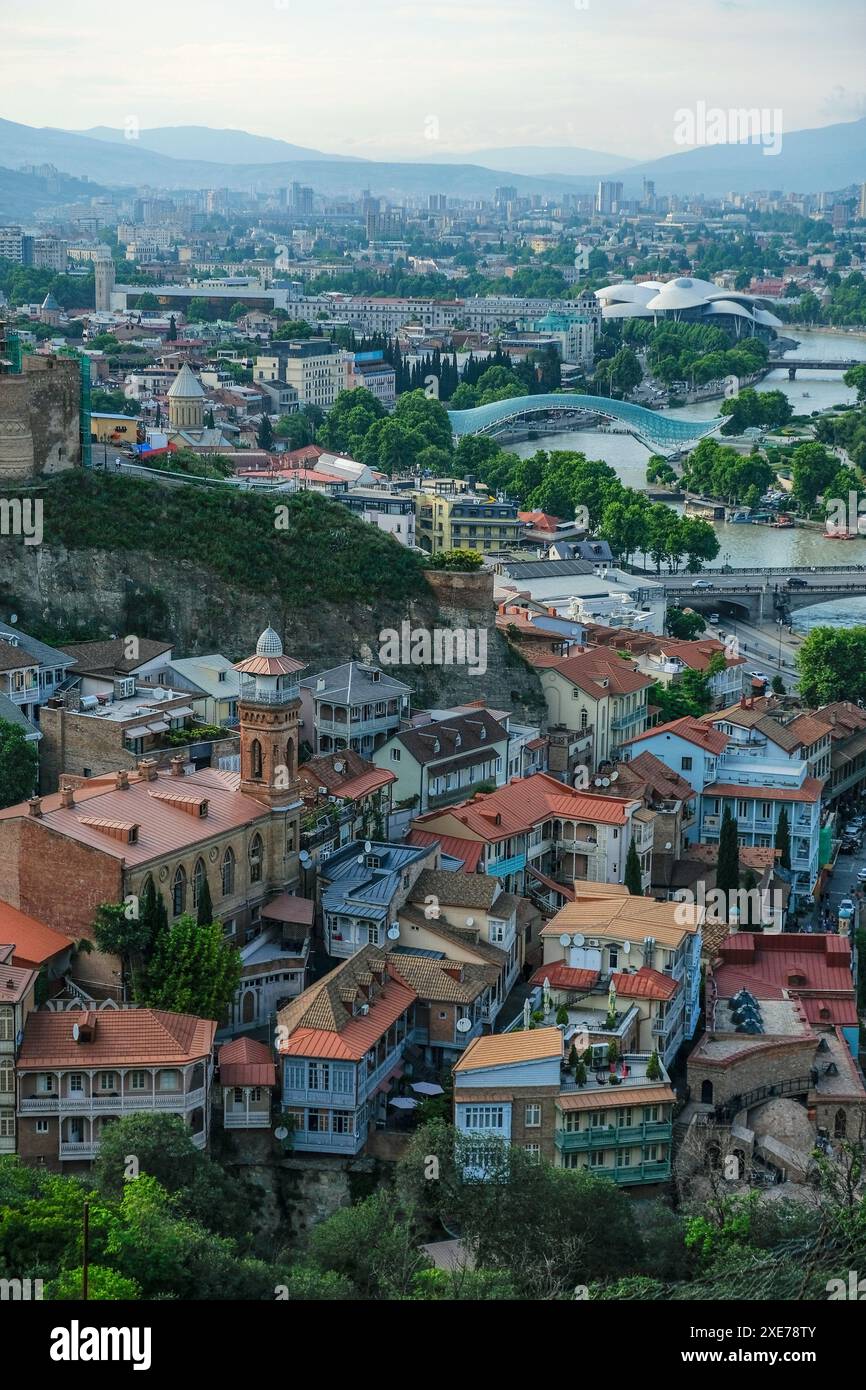 Tbilisi, Georgia - 9 giugno 2024: Vedute della Vecchia Tbilisi con la Moschea Juma e il Ponte della Pace sul fiume Kura a Tbilisi, Georgia. Foto Stock