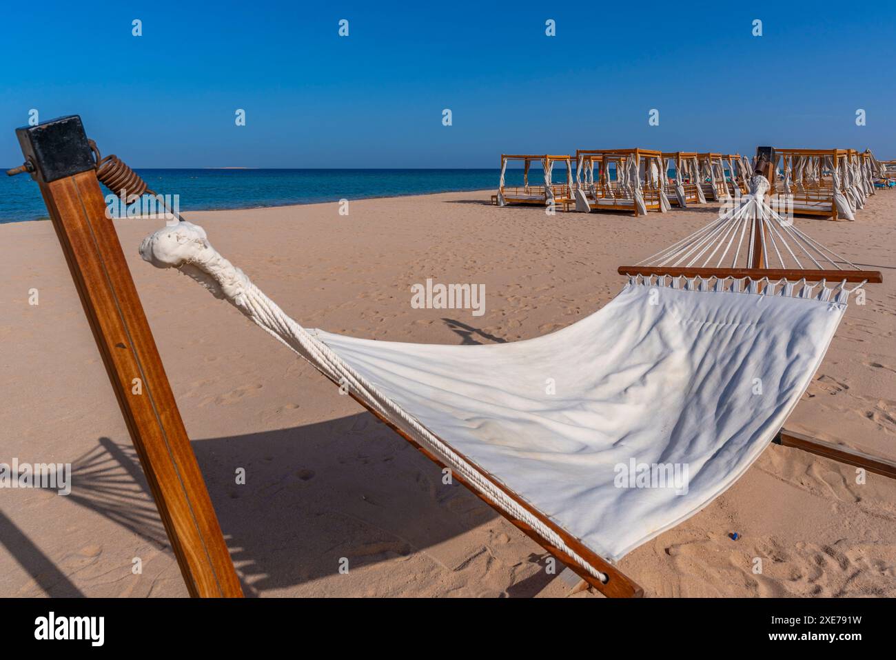 Vista dell'amaca sulla spiaggia, Sahl Hasheesh, Hurghada, Governatorato del Mar Rosso, Egitto, nord Africa, Africa Foto Stock