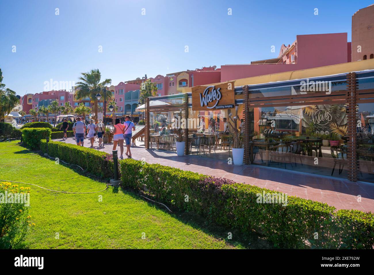 Vista della caffetteria e del ristorante a Hurghada Marina, Hurghada, Governatorato del Mar Rosso, Egitto, Nord Africa, Africa Foto Stock