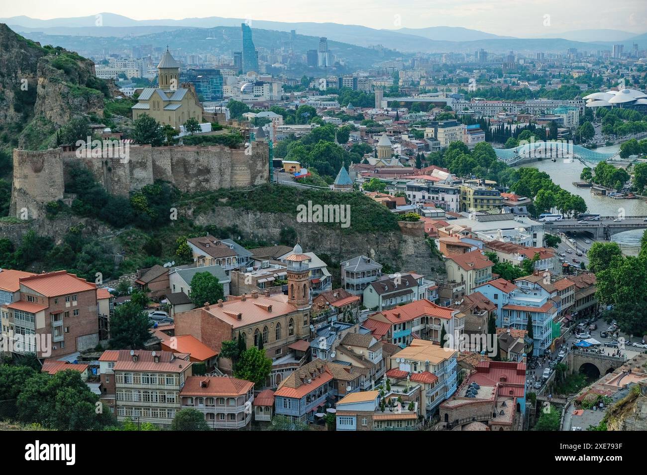 Tbilisi, Georgia - 9 giugno 2024: Vedute della Vecchia Tbilisi con la Moschea Juma e il Ponte della Pace sul fiume Kura a Tbilisi, Georgia. Foto Stock