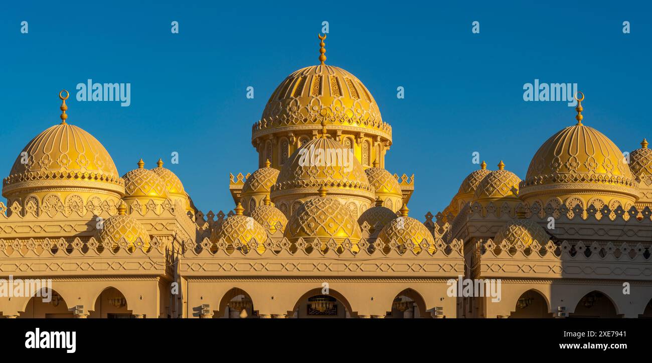 Vista della Moschea al Mina durante l'ora d'oro, Hurghada, Governatorato del Mar Rosso, Egitto, Africa, nord Africa, Africa Foto Stock