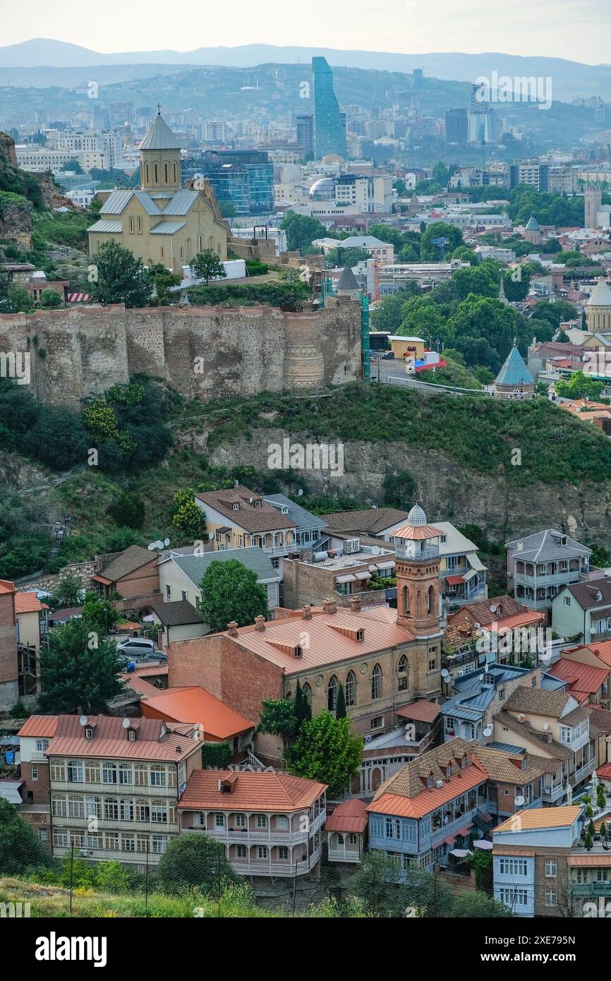 Tbilisi, Georgia - 9 giugno 2024: Vedute della Vecchia Tbilisi con la Moschea Juma e il Ponte della Pace sul fiume Kura a Tbilisi, Georgia. Foto Stock