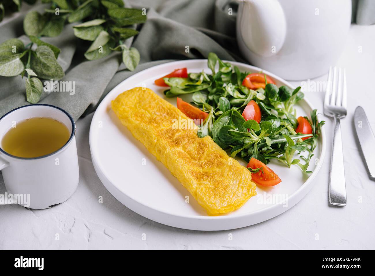 Omelette con spinaci freschi e insalata di pomodoro Foto Stock