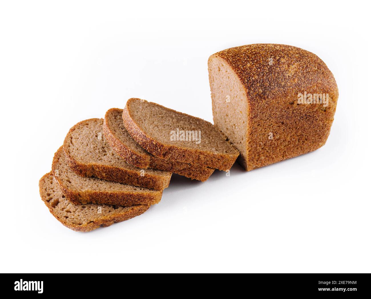 Il pane nero di primo piano su bianco con slice Foto Stock