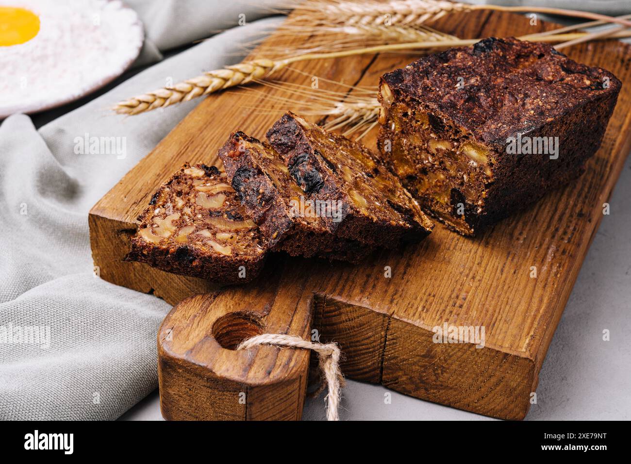 Pane di segale con noci, frutta secca, albicocche e prugne, dessert Foto Stock